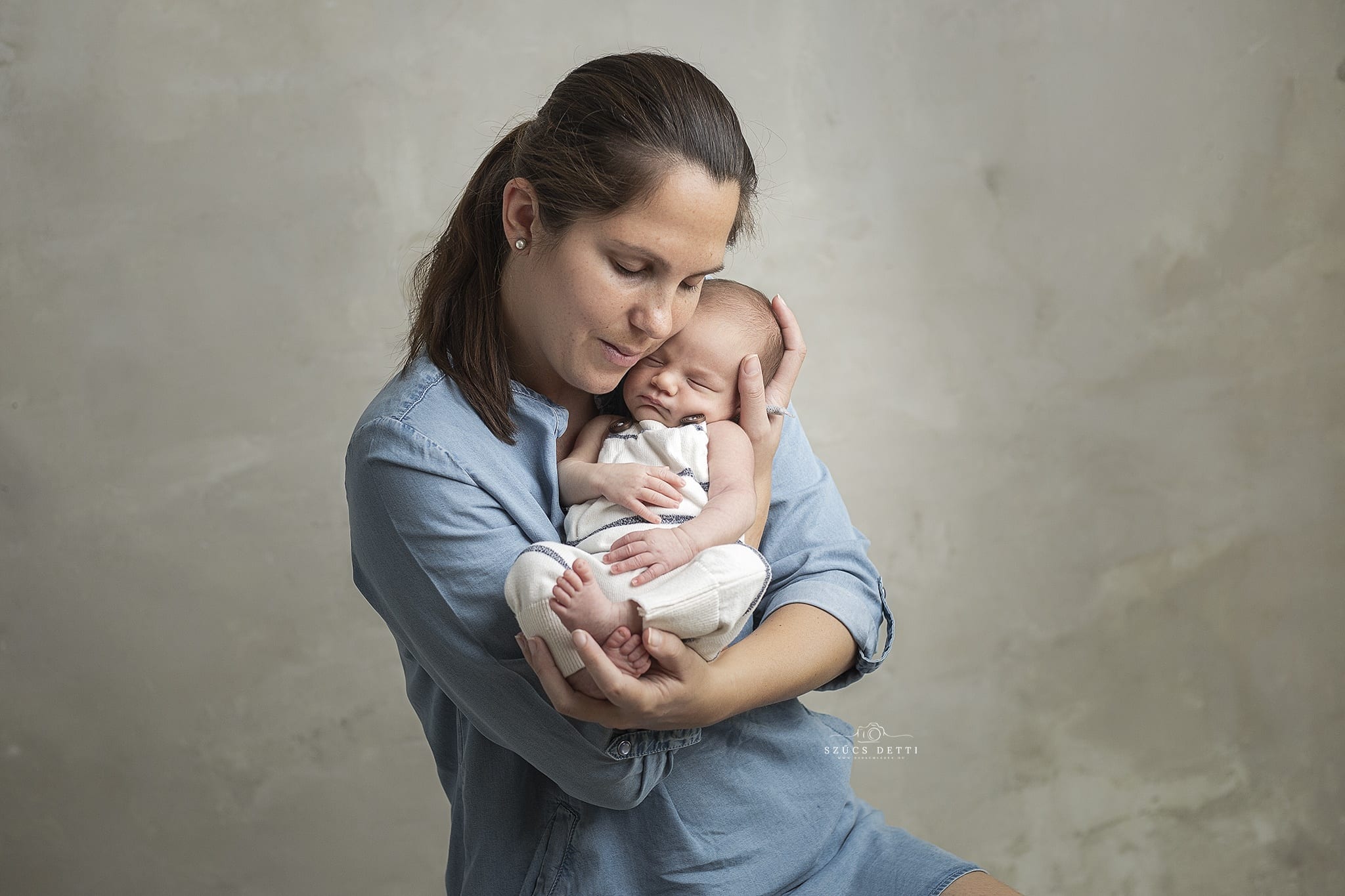 Budapesti újszülöttfotózás fotóstúdióban