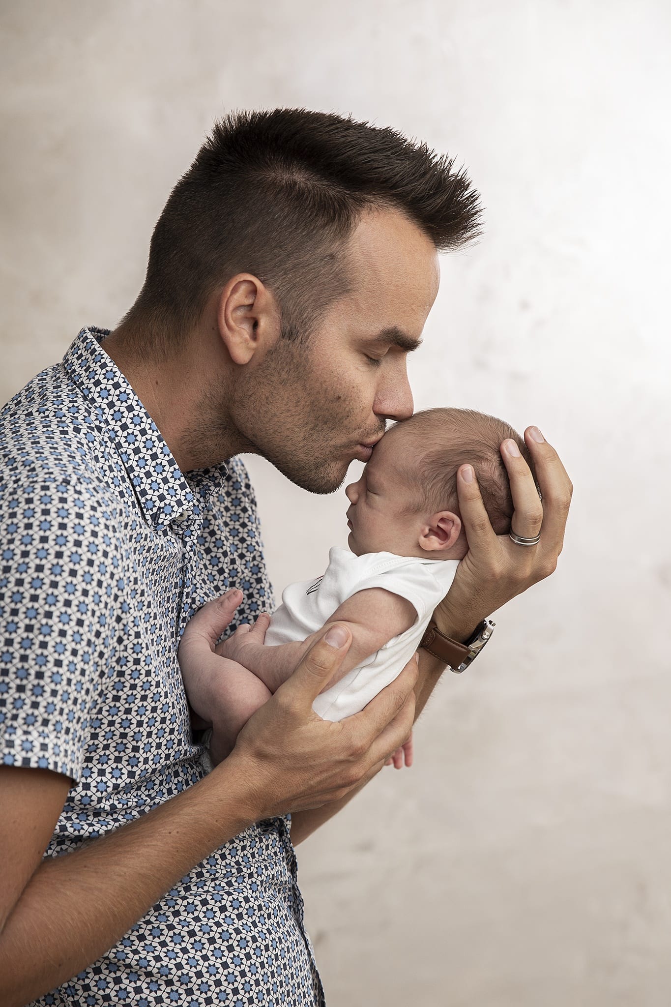 Apás újszülöttfotózás budapesti fotóstúdióban